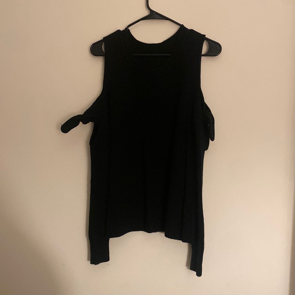 Shoulderless sweater